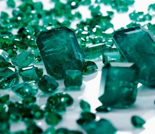 WHAT IS THE DIFFERENCE BETWEEN NATURAL AND LAB-CREATED EMERALD?