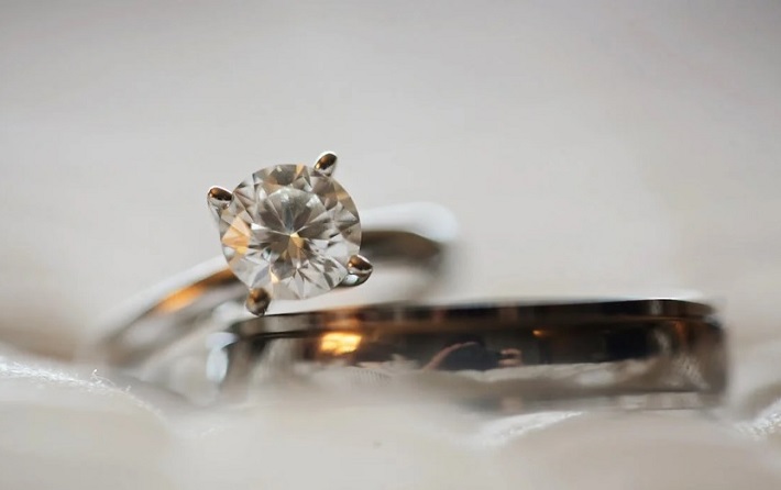 What Engagement Ring Will Look Best on My Finger? | Reve Diamonds